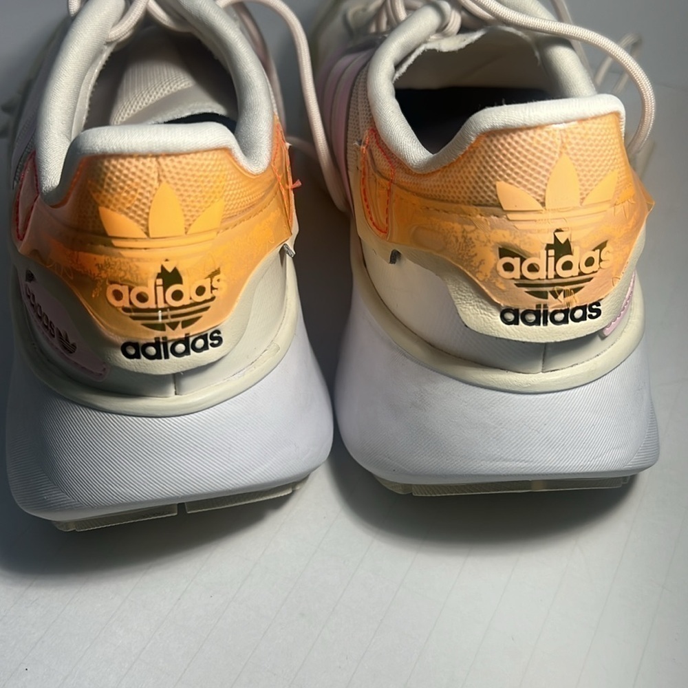 Adidas tennis shoes size 8.5 - Picture 5 of 7